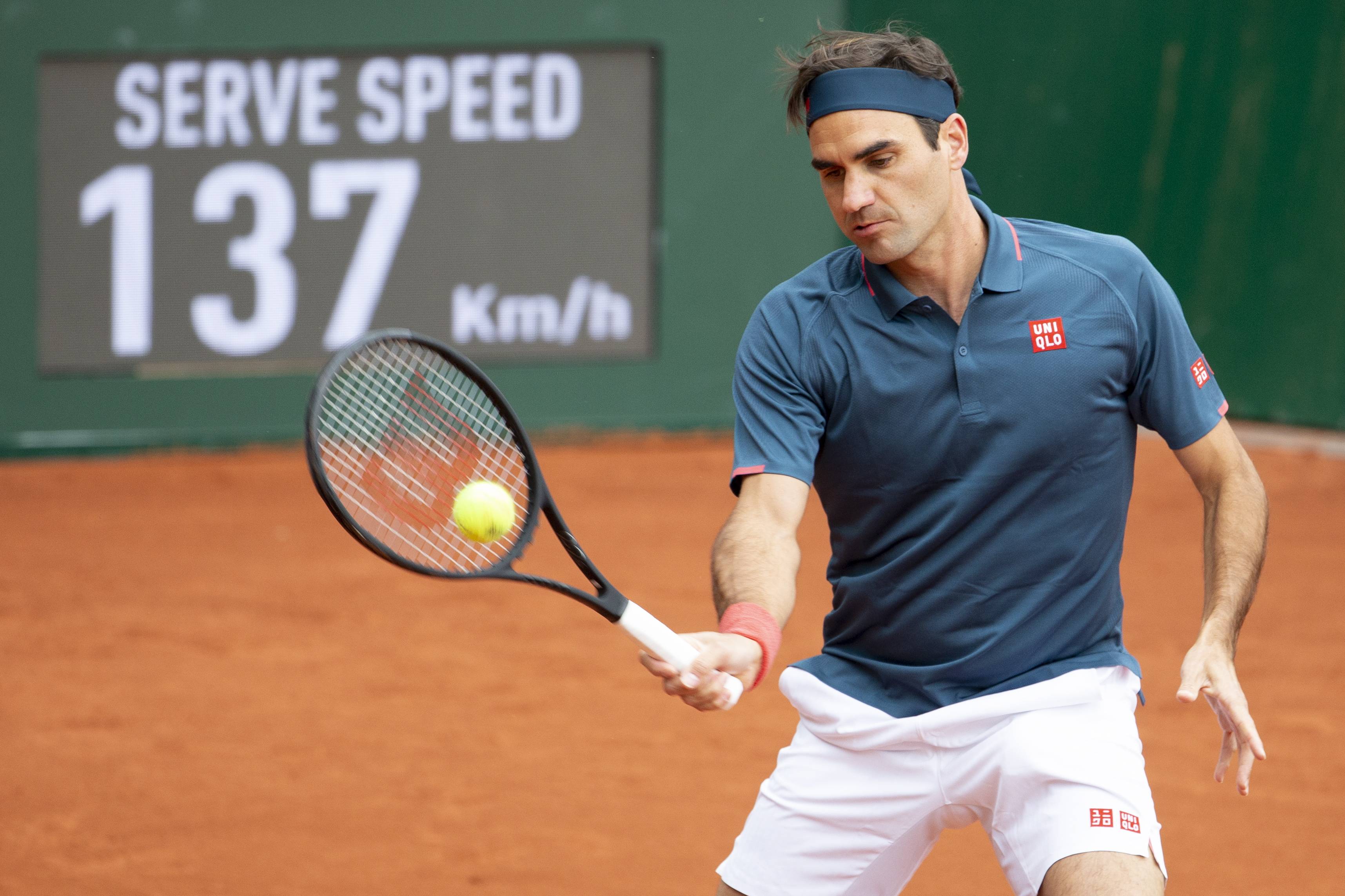 费德勒重返赛场，险胜首场状态出色，G2观众沸腾！引发球迷热议(费德勒2014回升)